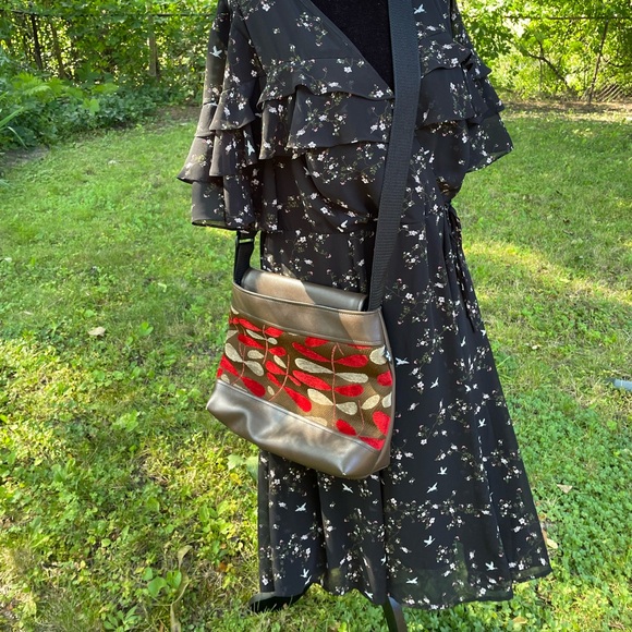 Fleutje crossbody bag handmade in Canada - Picture 3 of 8